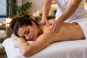 Mujer recibiendo masajes para aliviar el dolor muscular